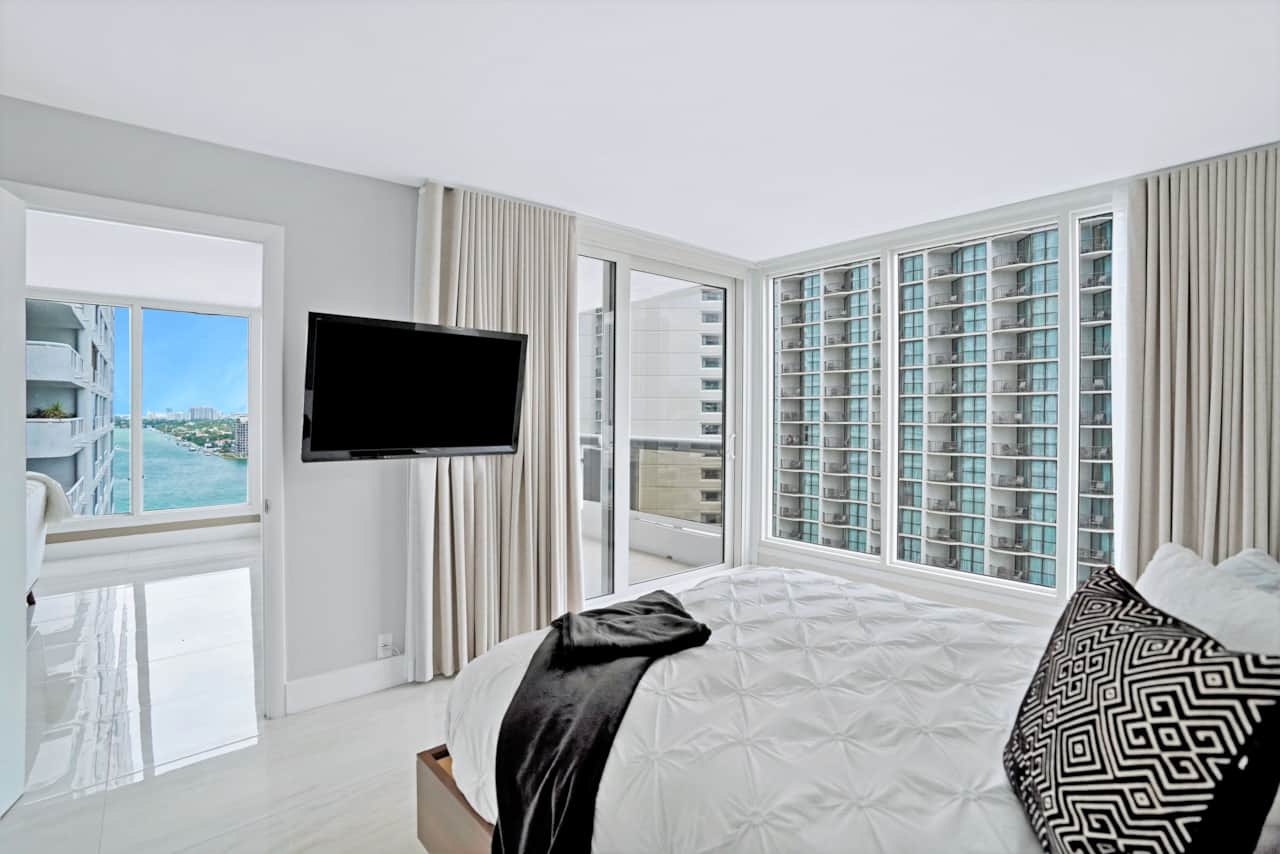 Sun-Kissed & Sunshine! (2 bedroom condo)