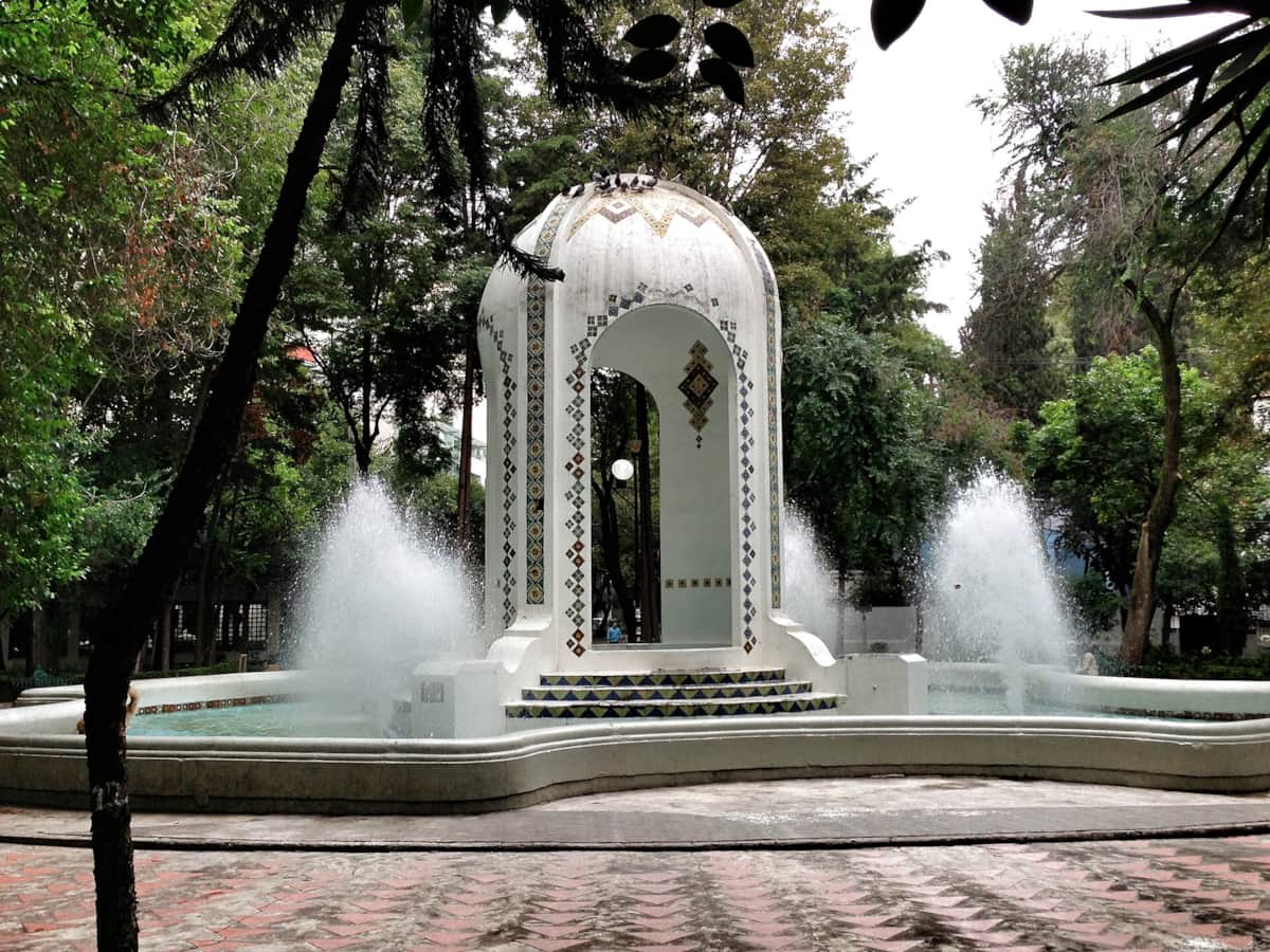 Fuente y quiosco de azulejo entre jacarandas en el Parque M&eacute;xico, La Condesa