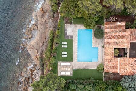 Overview, villa, sea, sea view, swimming pool, garden, sun lounger