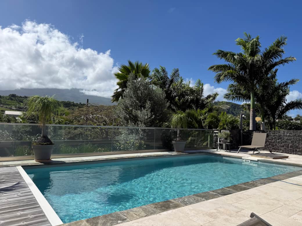 piscine et vue alentour