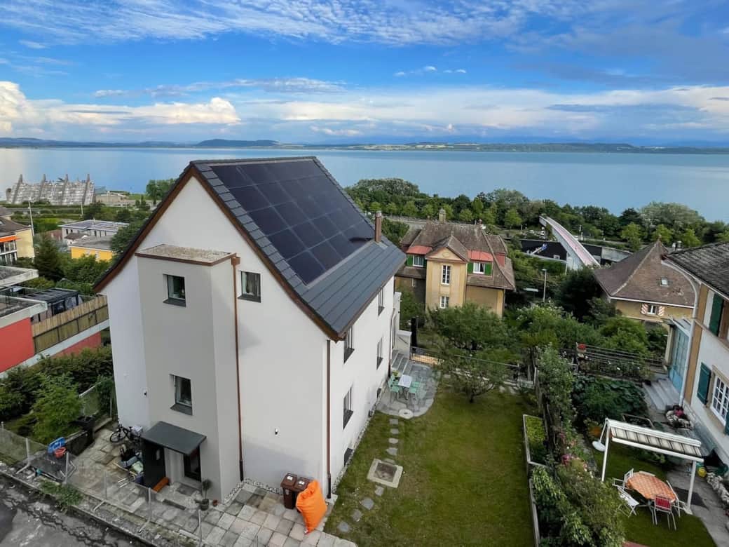 Accès à l'appartement de vacances par le petit chemin qui traverse le jardin (à droite de la maison)  