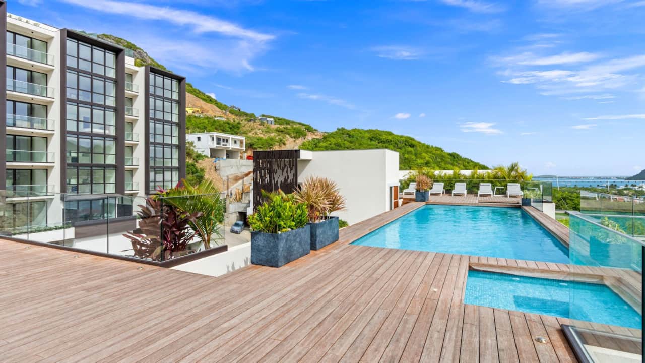Swimming Pool+Jacuzzi