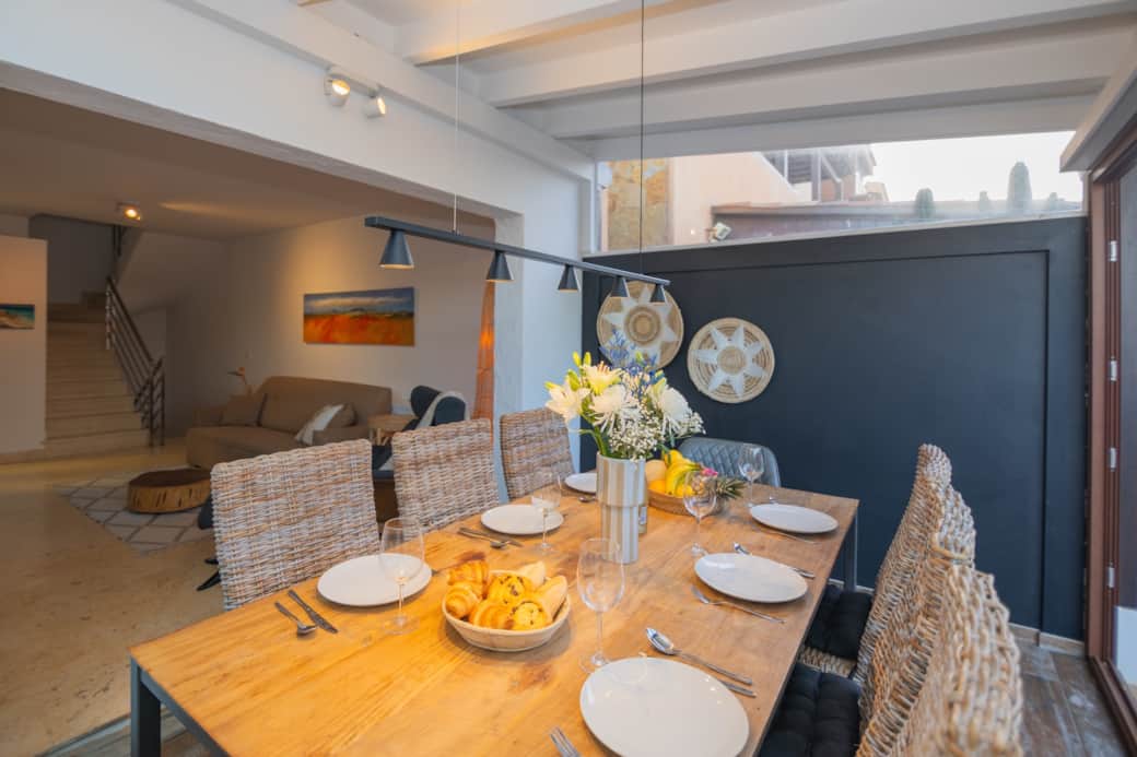 Dining area and living room of El Refugio Atlántico, holiday home in Corralejo