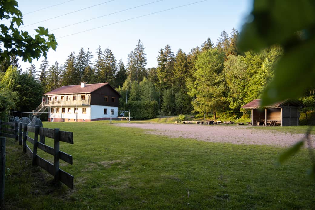 Sportplatz mit Grillhütte