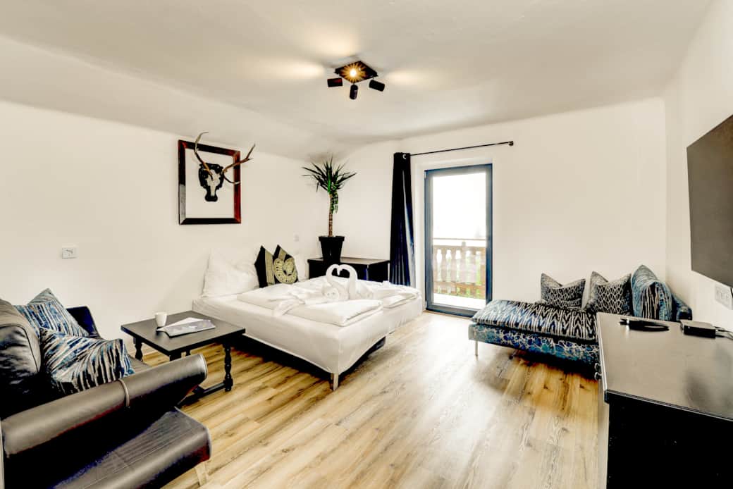 Wohnzimmer mit 1 Sofa und 1 Schlafsofa - Ferienwohnung Das Bergnest Wohnzimmer mit 1 Sofa und 1 Schlafsofa - Ferienwohnung Das Bergnest