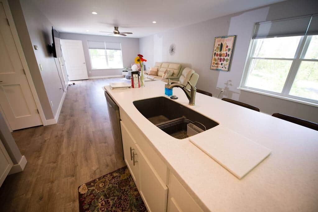 Kitchen island/eat-in bar counter space Kitchen island/eat-in bar counter space