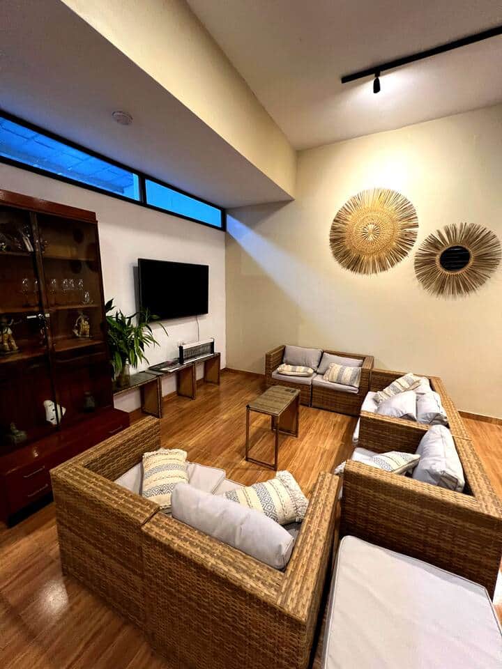 Sala de TV con servicio de directv y netflix