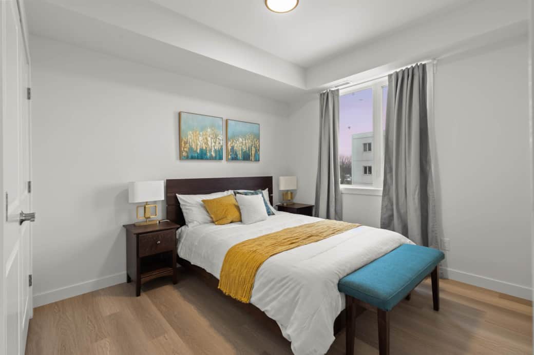 Queen size bed in the secondary bedroom