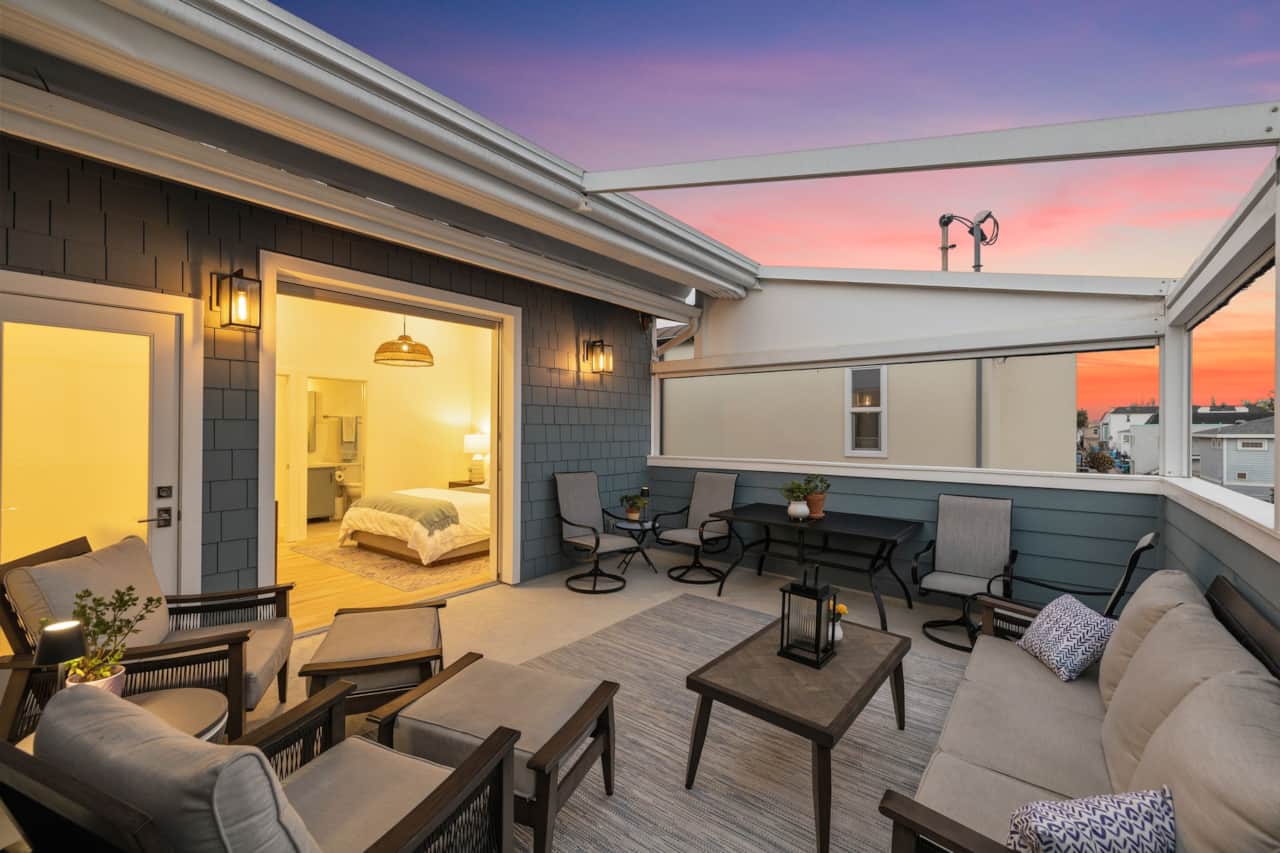 Spacious Sunset Patio Lounge