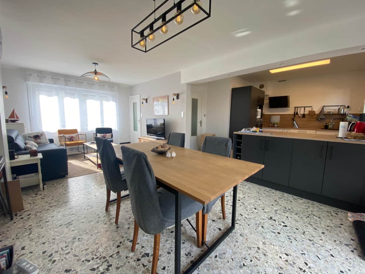Salle à manger avec cuisine ouverte