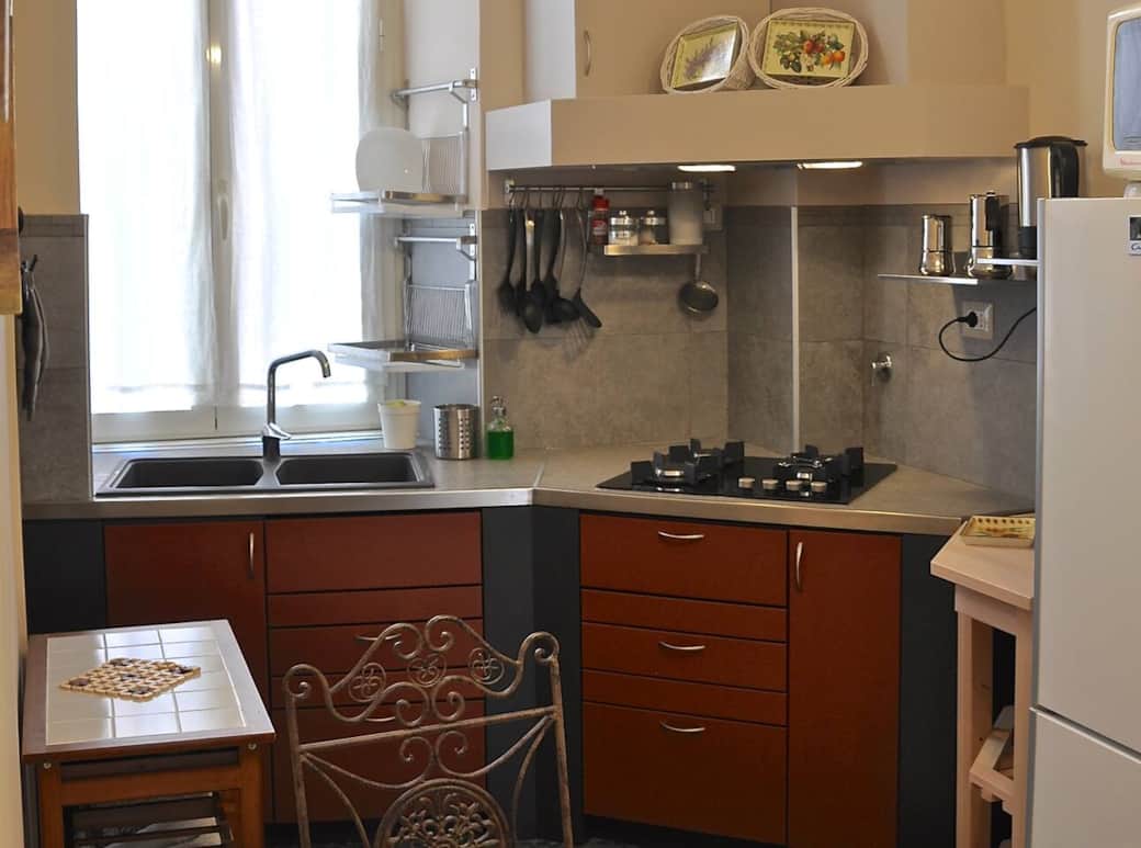 Ampia cucina, con tavolo per la prima colazione. Un ambiente dove iniziare le giornate in allegria e dove preparare i pasti!
(Disegnata e realizzata da Marco). Ampia cucina, con tavolo per la prima colazione. Un ambiente dove iniziare le giornate in allegria e dove preparare i pasti!
(Disegnata e realizzata da Marco).