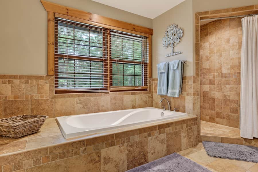 Jetted soaking tub