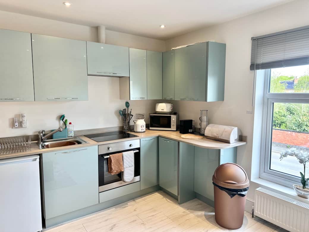Kitchen area with cooker / Hob /Fridge 3