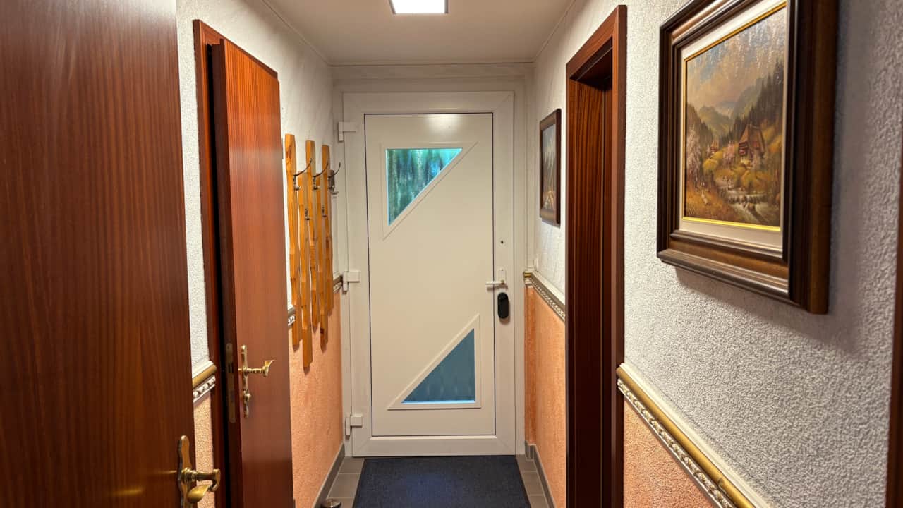 Heller Eingangsbereich mit Garderobe