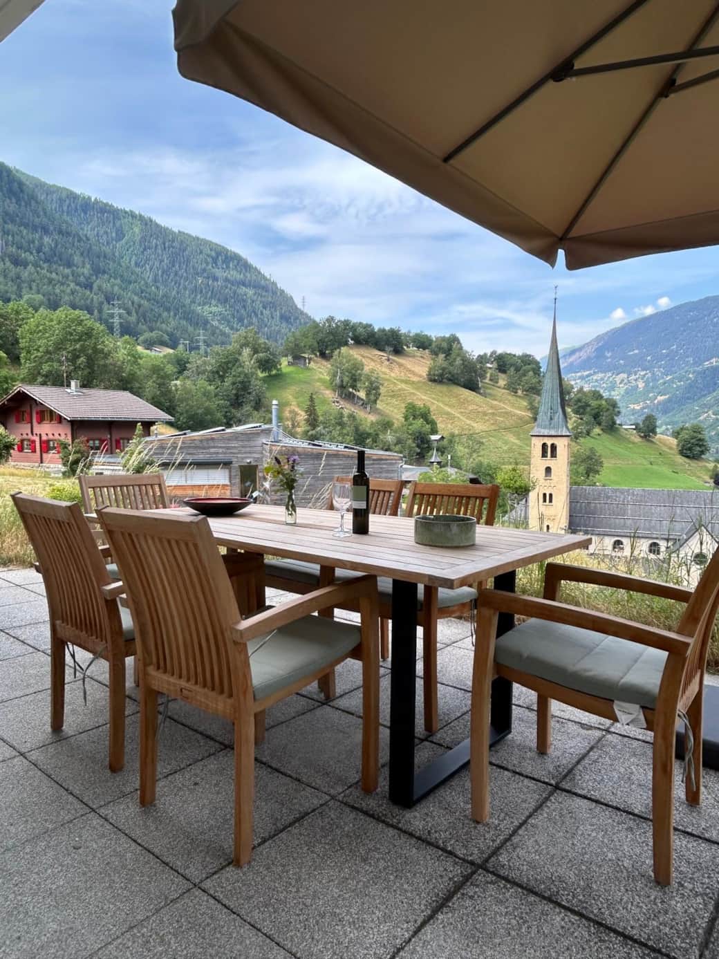 Große Terrasse mit Panoramablick auf Grengiols und die Berge
