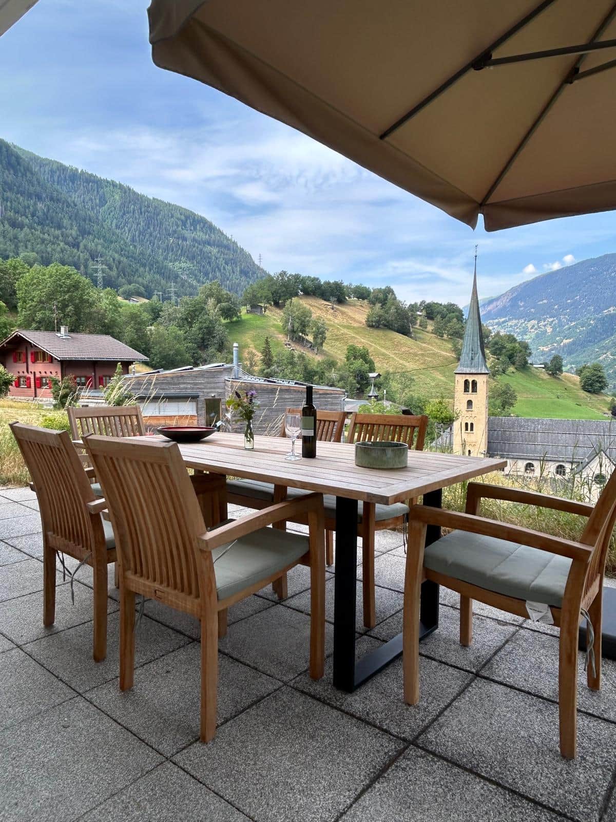 Große Terrasse mit Panoramablick auf Grengiols und die Berge