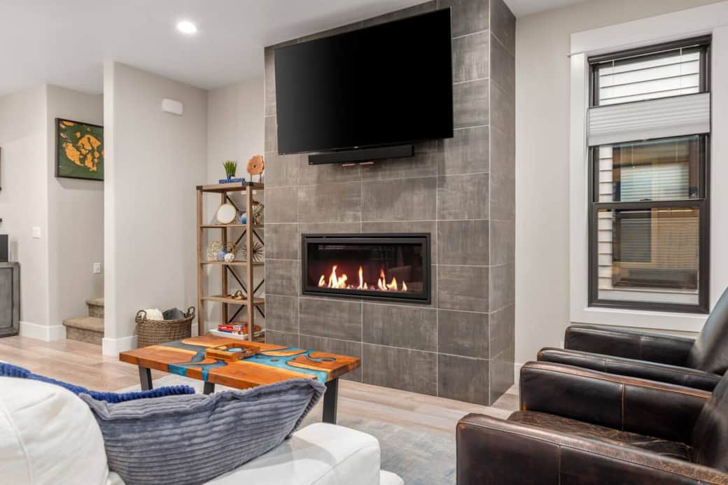 The gas fireplace is very easy to operate! The gas fireplace is very easy to operate!