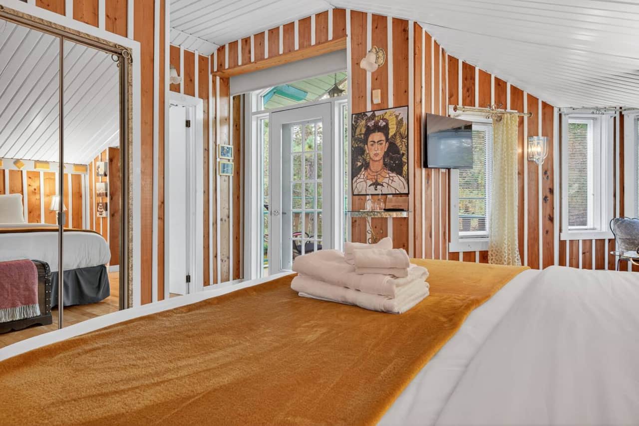 Bedroom (King bed)