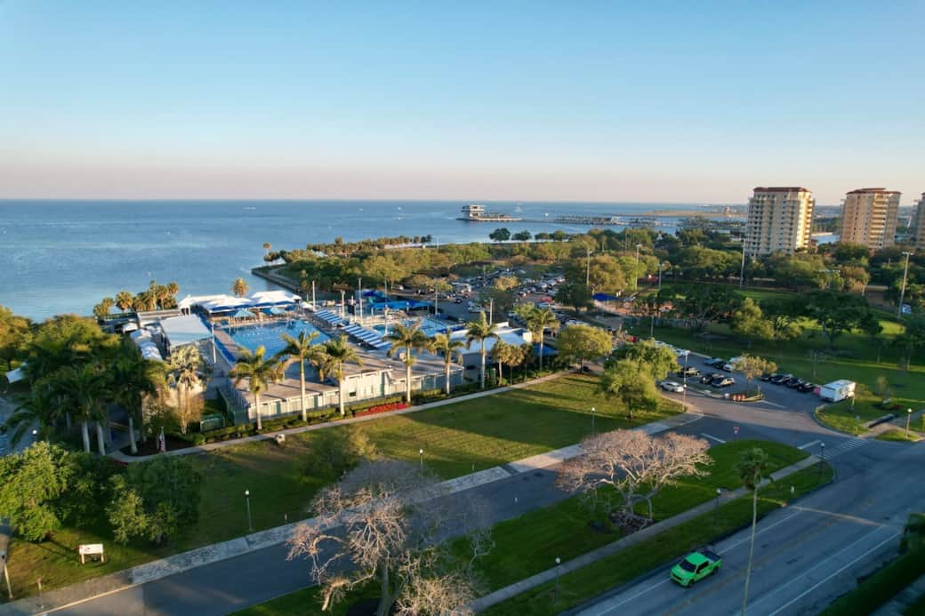 5-min walk to North Shore Aquatic Center and dog park. 5-min walk to North Shore Aquatic Center and dog park.