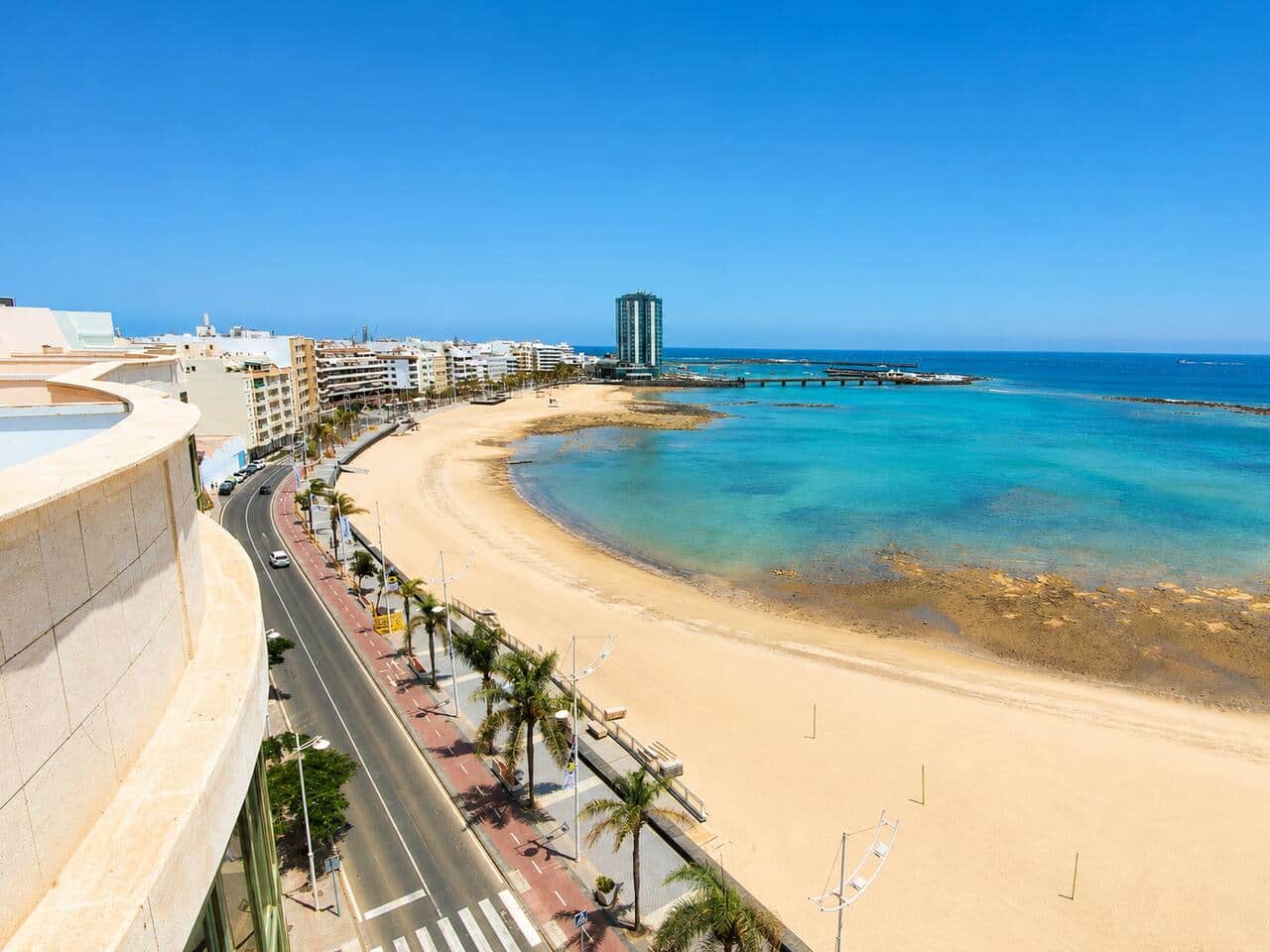 Vue panoramique sur la côte et Playa del Reducto à Arrecife depuis Ocean View Penthouse