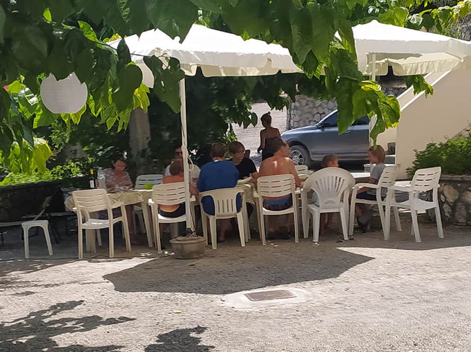 Villa Evgenia Lefkada - Déjeuner en groupe sur la terrasse Villa Evgenia Lefkada - Déjeuner en groupe sur la terrasse
