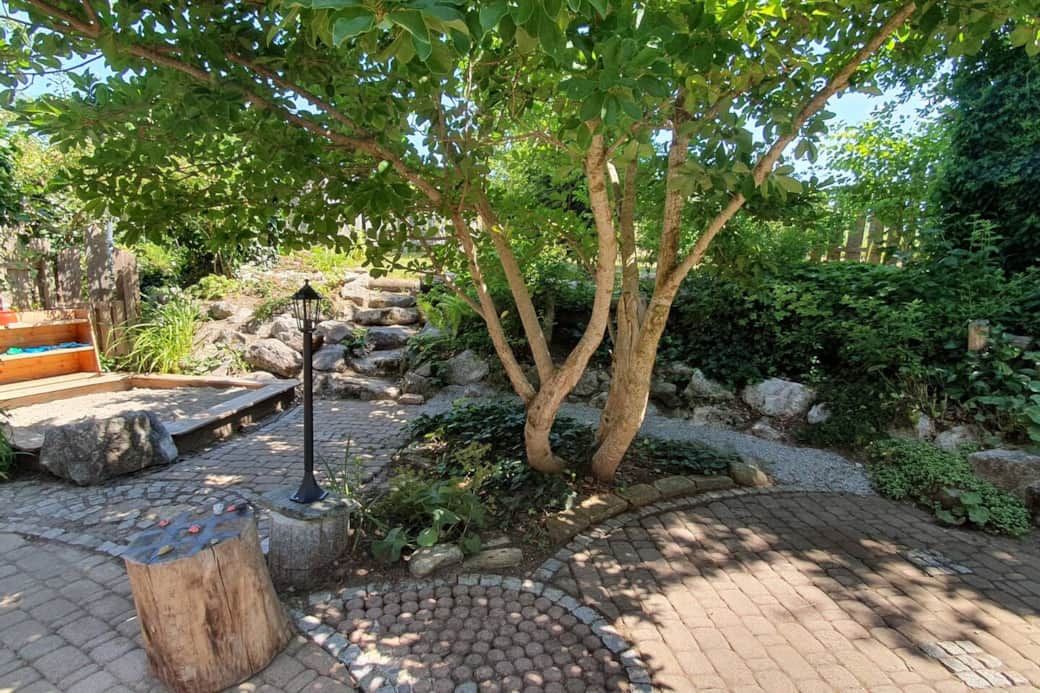 Gartenbereich mit Sandkasten in der Ferienwohnung Beckenhölzle