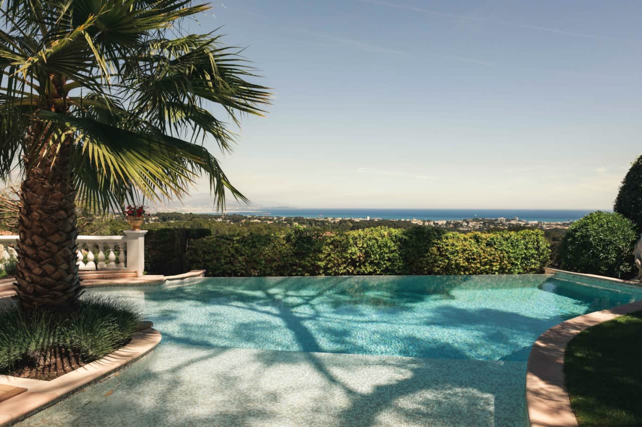 Infinity pool with panoramic sea view over Golfe-Juan