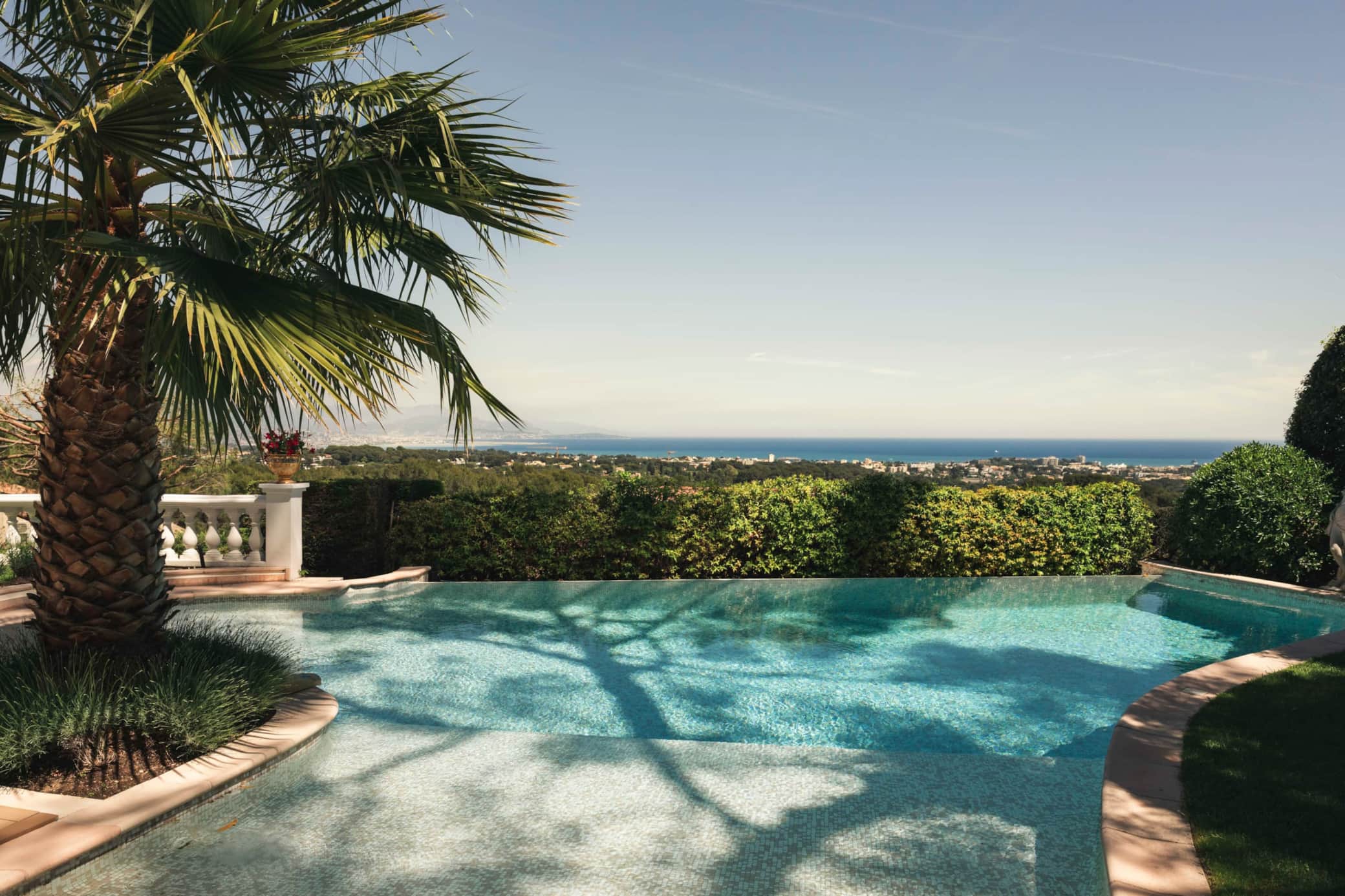 Infinity pool with panoramic sea view over Golfe-Juan