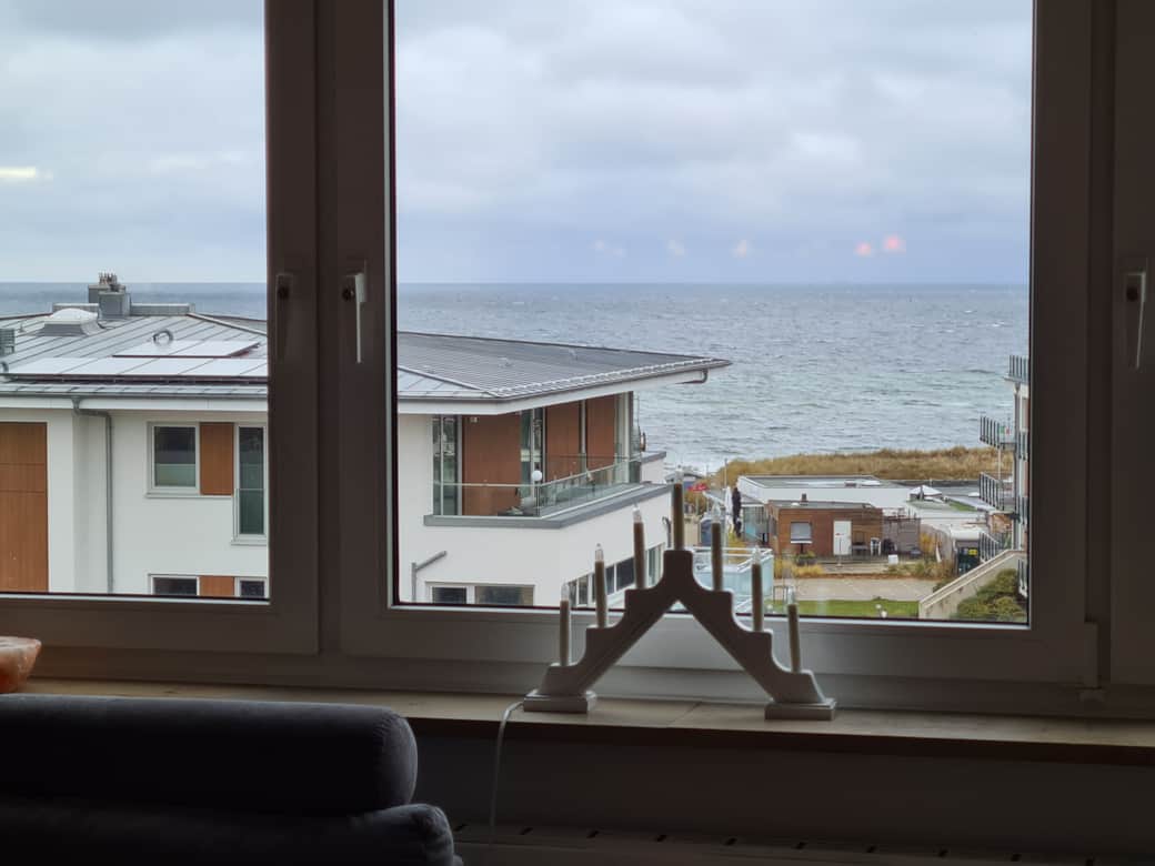 Vista desde el salón a través del mar Báltico hacia Fehmarn.