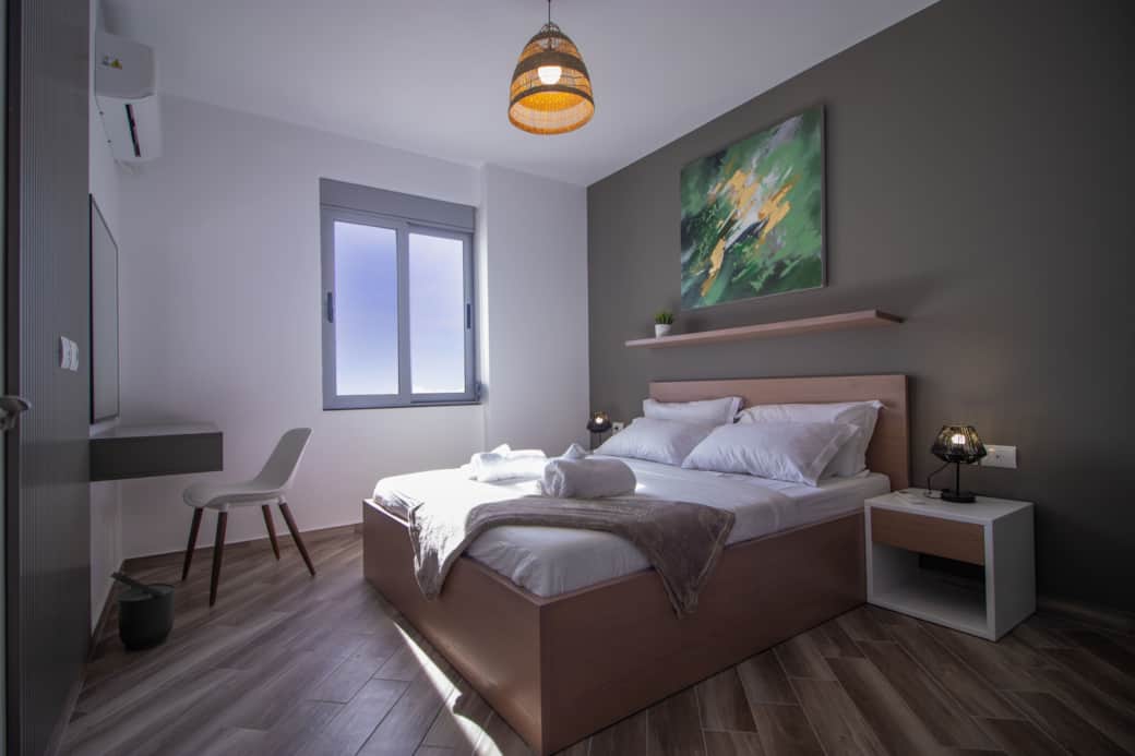 Queen size bed bedroom 2