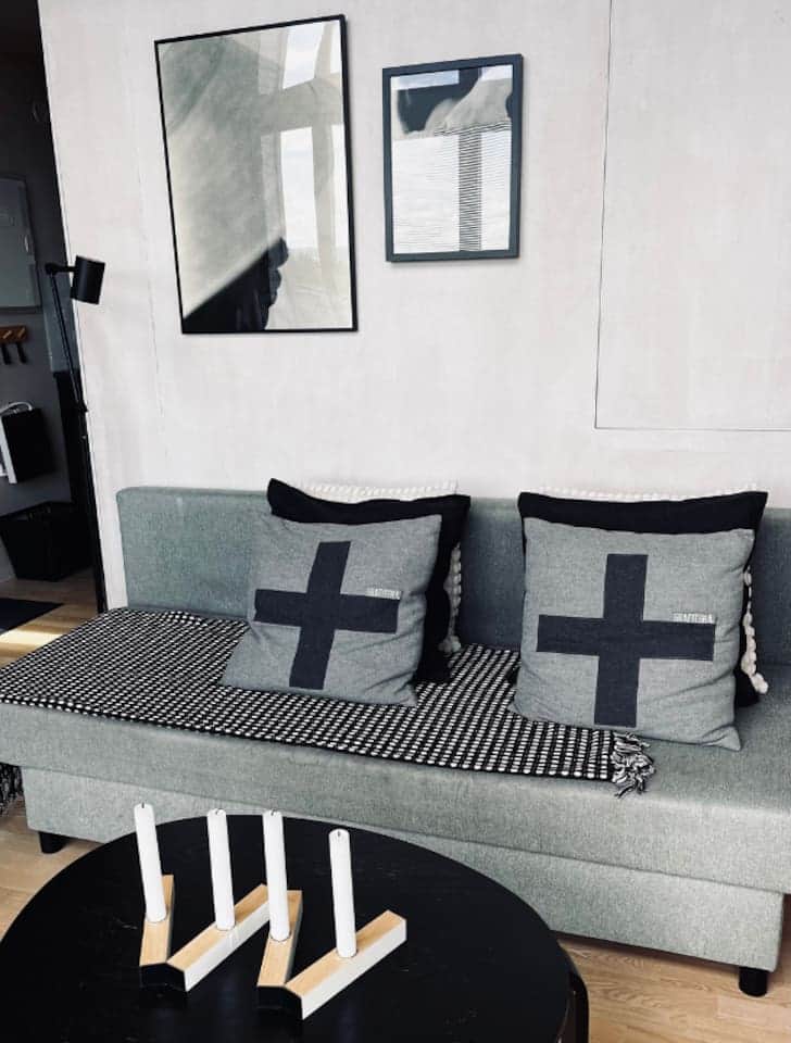 The sofa turns into a bedsofa. The sofa turns into a bedsofa.