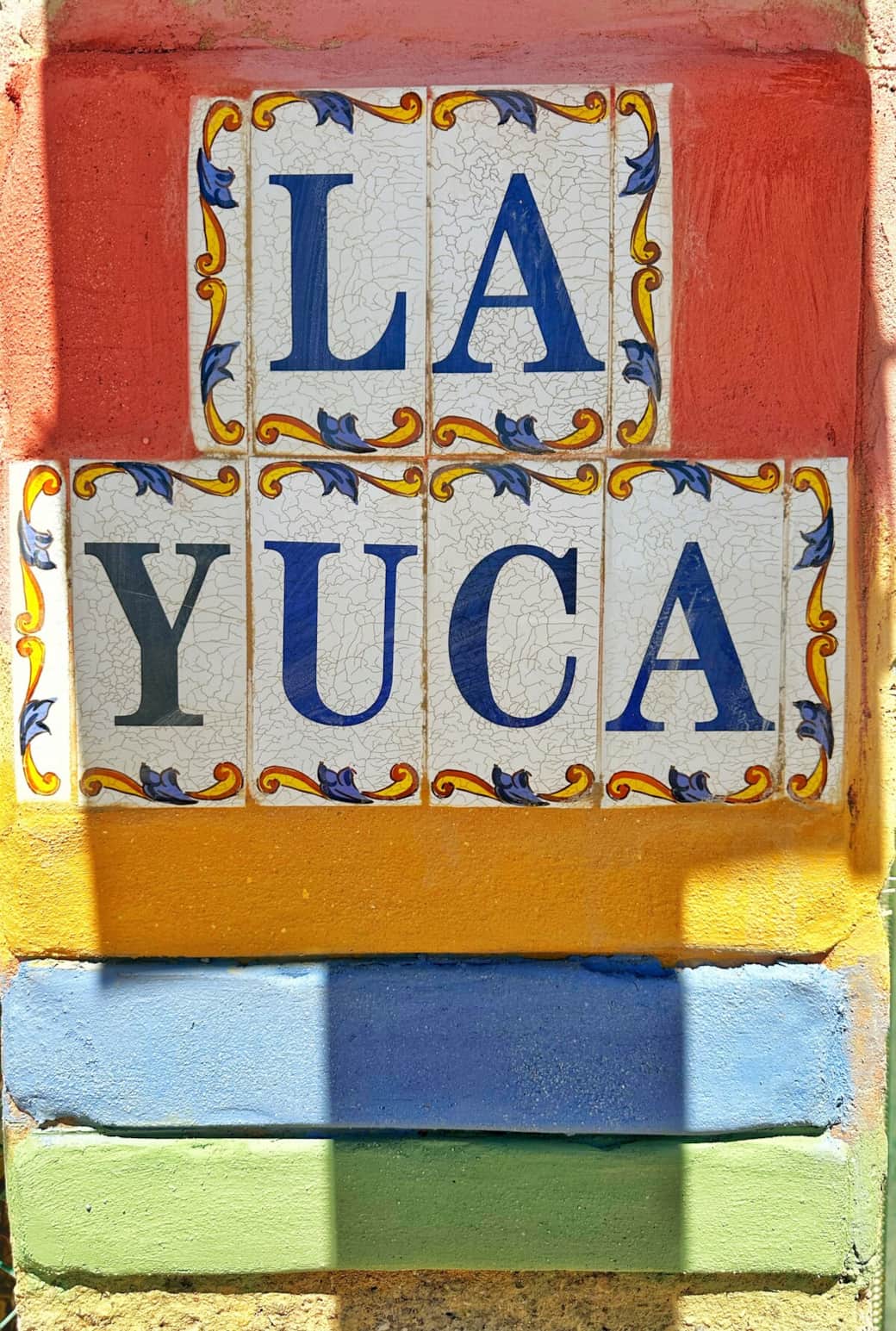 La bioconstrucción con cal y materiales sostenibles es una de nuestras señas de identidad, aportando color y equilibrio a nuestra casa