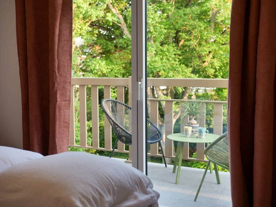 Chambre avec lit double, donnant sur un grand balcon