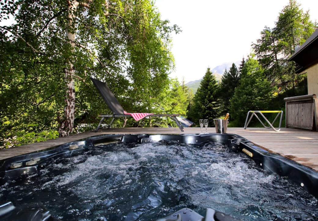 Le jacuzzi du chalet l'été. Avez-vous déjà songé venir à la montagne en été ?
