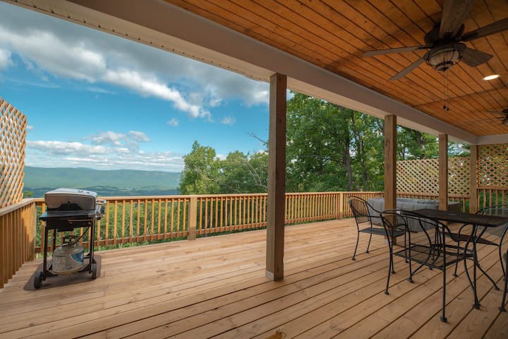 Cherish the outdoors: The deck is where you'll savor meals, mountain air & the hot tub.