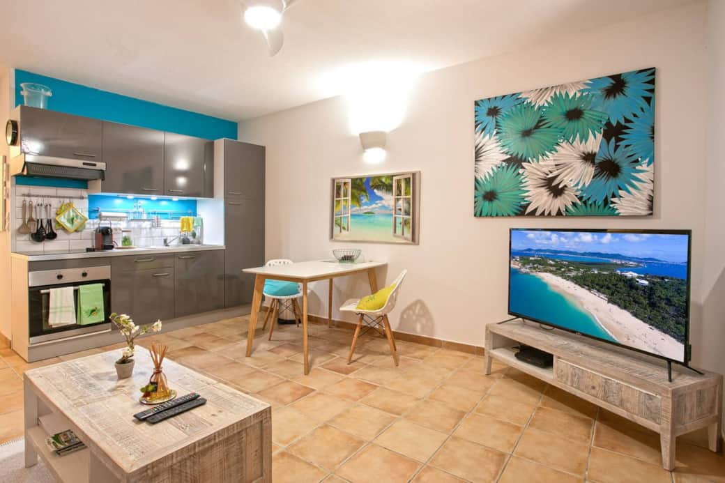 Living room with lounge and open kitchen Blue Bay