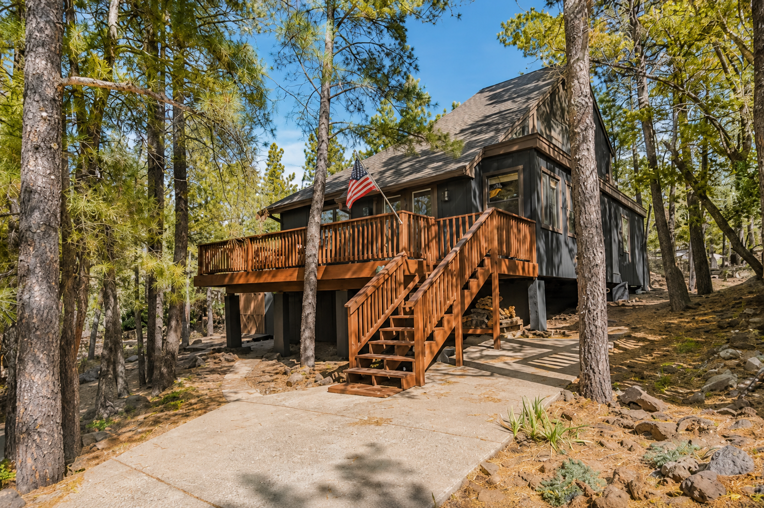 Front deck and balcony of dog-friendly cabin in Munds Park Arizona
