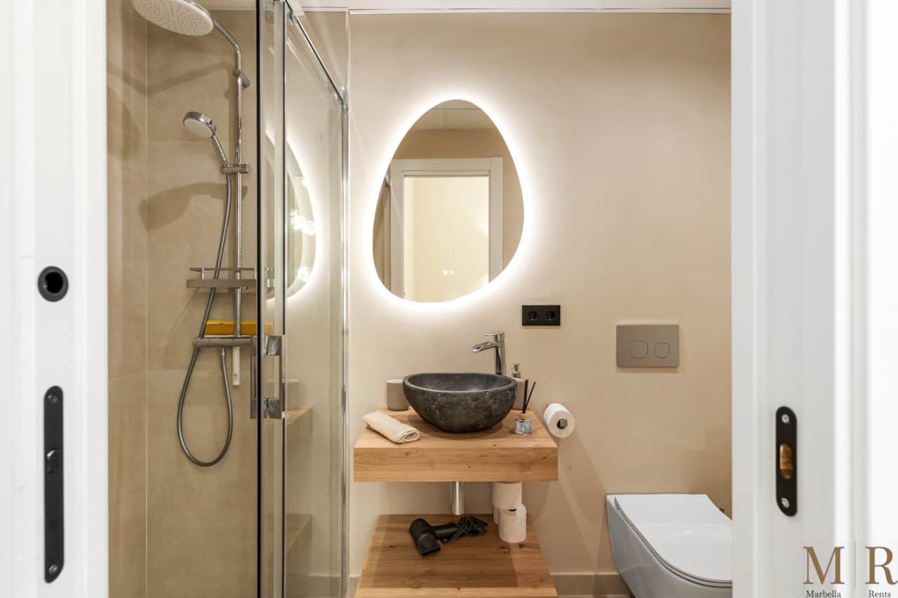 Modern bathroom.