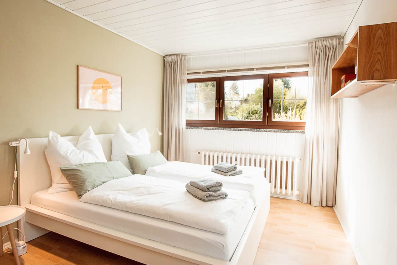 Schlafzimmer mit Blick ins Grüne (Bett 180x200), Babybett zustellbar