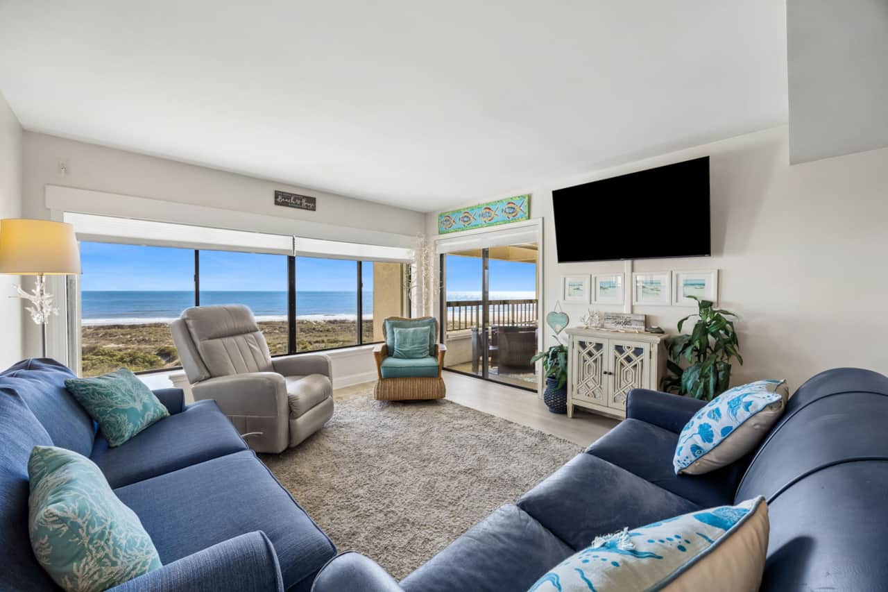 C121 Surf & Racquet - Living Area 1