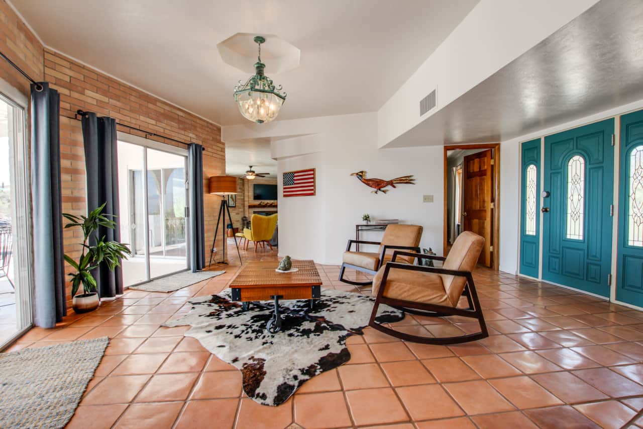 Front entry way with sitting area looking out to the mountains