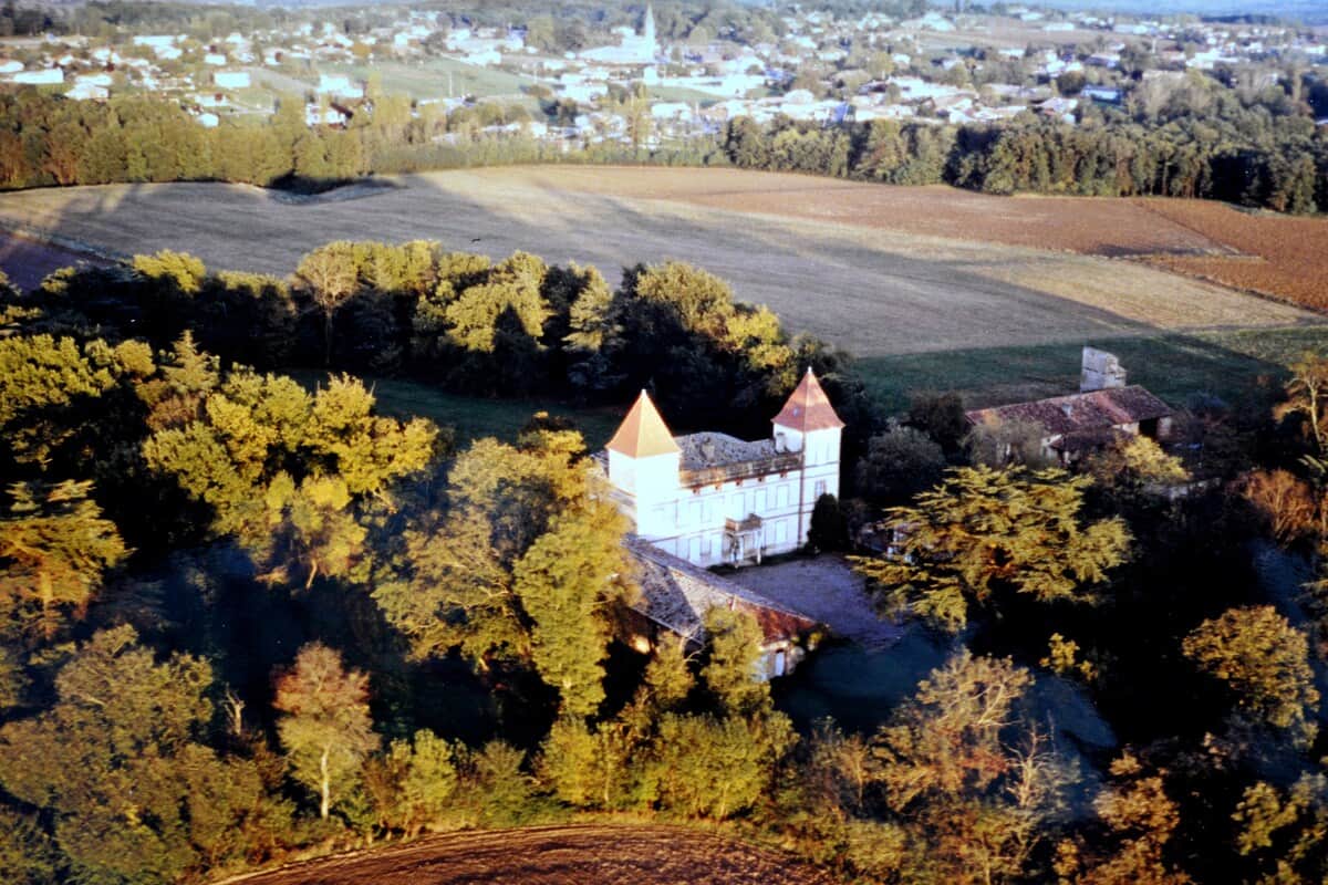 Vue d’ensemble du Château de Roche, niché au cœur de son parc arboré.