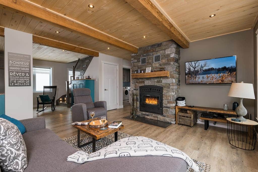Salon avec foyer au bois