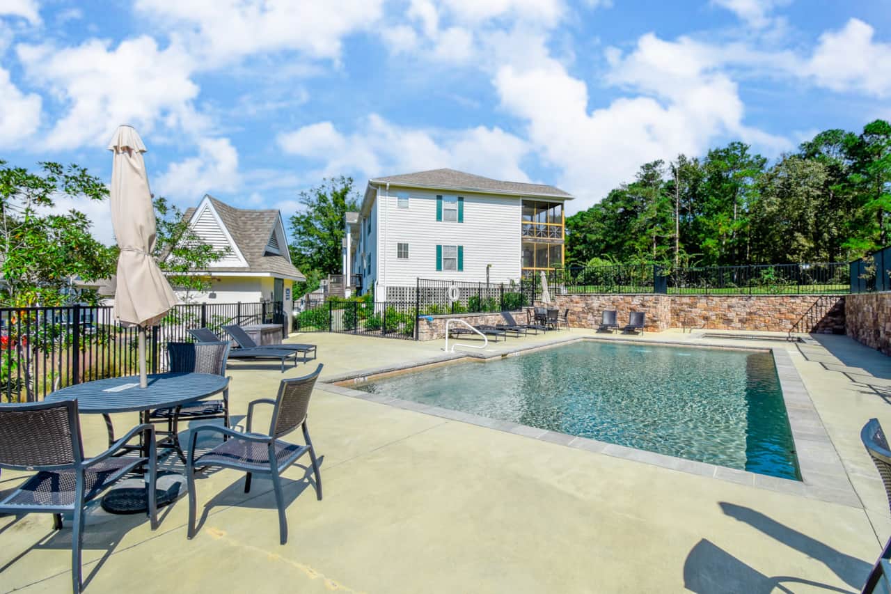 Complex pool w/hot tub