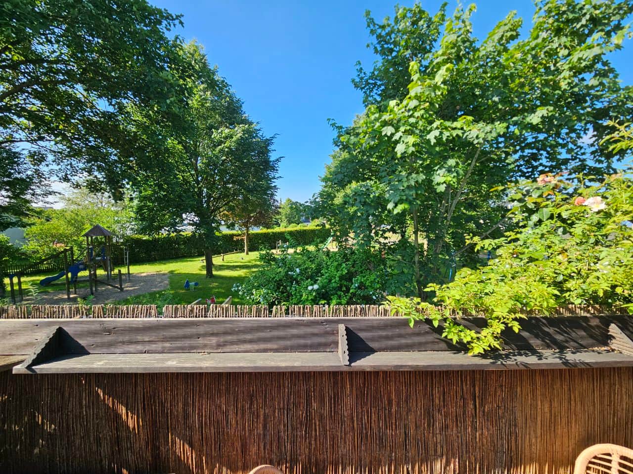 Garten, Terrasse und Spielplatz