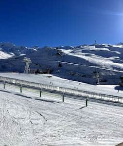 Vue sur les pistes enneigées et remontées mécaniques — Blue Mountain, Val Thorens