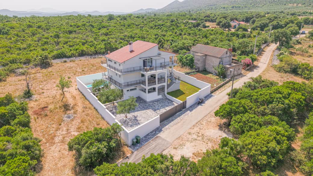 Dazlina Resort_villa air East