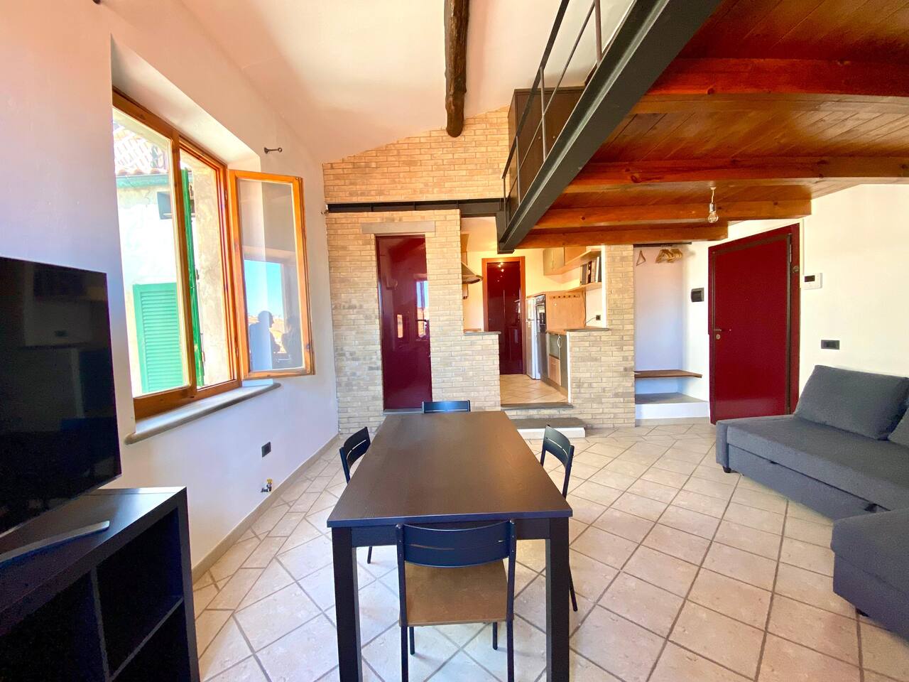 Zona pranzo con tavolo