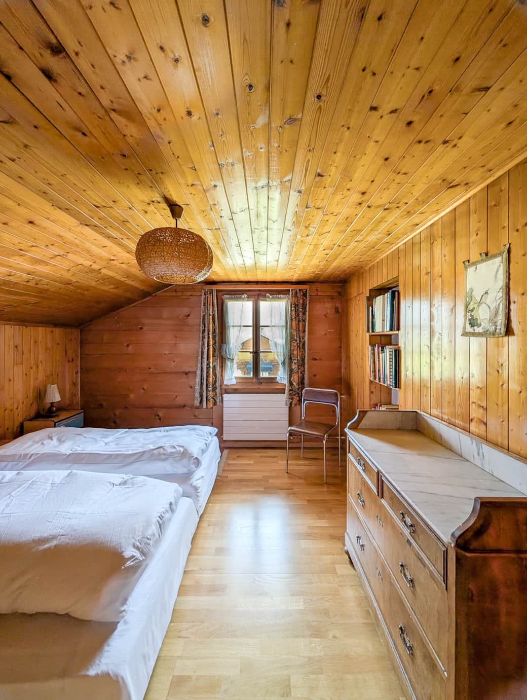 Bedroom with bed 