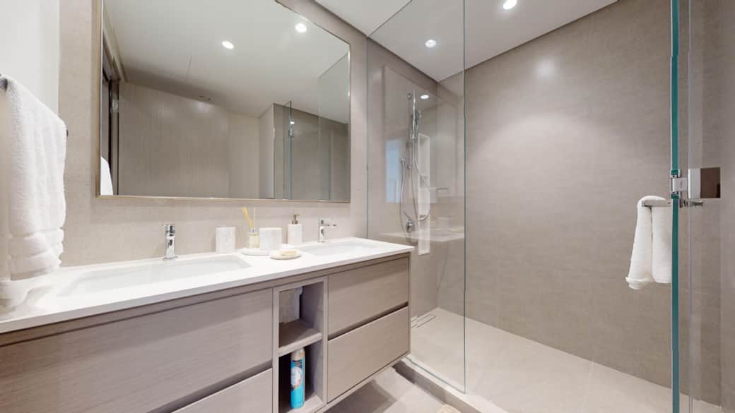 PILLOW-Grande-Downtown--Bathroom 1